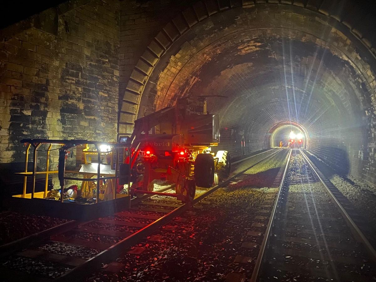 Nacelle rail-route ARROUGÉ RAIL SERVICE en intervention de nuit dans un tunnel
